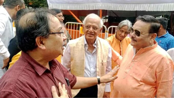 গেরুয়া পাঞ্জাবিতে তৃণমূলের ধর্না মঞ্চে মদন মিত্র! কুণাল ঘোষের মারাত্মক খোঁচায় শোরগোল!