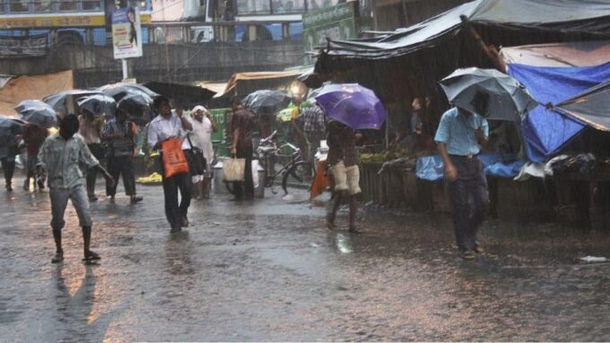 West Bengal Weather: নিম্নচাপ ও মৌসুমি অক্ষরেখার জোড়া ফলা, শুক্রবার দক্ষিণবঙ্গের একাধিক জেলায় ভারী বৃষ্টির সম্ভাবনা!