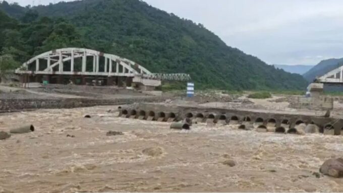 Dudhia Bridge: ফুঁসছে বালাসন, দেড় মাসের মাথায় ফের ভেসে গেল দুধিয়ার অস্থায়ী সেতু! সড়কপথে শিলিগুড়ি থেকে পুরোপুরি বিচ্ছিন্ন মিরিক?