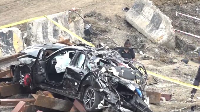 Mumbai BMW: ১৭, ১৯ ও ২১, বেপরোয়া গতির বলি তিন তাজা প্রাণ! সেতু থেকে ৭৫ ফুট নিচে আছড়ে পড়ল বিএমডব্লিউ