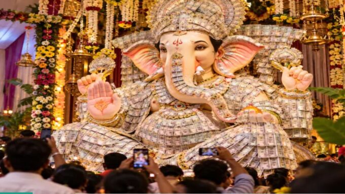 Ganesh Chaturthi: মূর্তিজুড়ে চকচকে ৫০০-১০০ টাকার নোট! প্রায় ২ কোটির নোটে সাজলেন গণেশ, কোথায় জানেন?