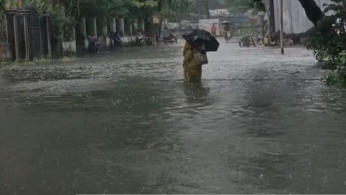 Weather Today: কলকাতায় শুরু ‘আগাম শীতের’ আমেজ? বৃষ্টির দাপটে হু-হু করে নামল পারদ, পুজোর আগেই আবহাওয়ায় বড় ইঙ্গিত!