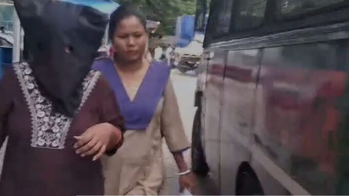 Siliguri Arrest: বন্ধ দরজার আড়ালে চলত পাত্র-পাত্রী খোঁজার নামে 'কালো খেলা'! হাতেনাতে ধরা পড়ল বিহারের রহস্যময়ী তরুণী!