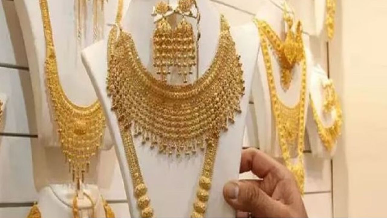 Gold Price Drop: উৎসবের মরসুমে স্বস্তির মেজাজ; পর পর দু'দিন নিম্নমুখী দর, গয়না কেনার পরিকল্পনা থাকলে এখনই জেনে নিন বাজারদর