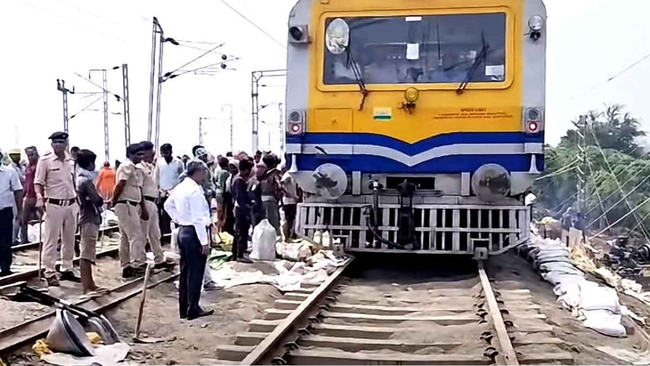 ধসের ধাক্কা সামলে ফের ট্র্যাকে রেল! উত্তরবঙ্গের রেল যোগাযোগ কি ফিরছে স্বাভাবিক ছন্দে?