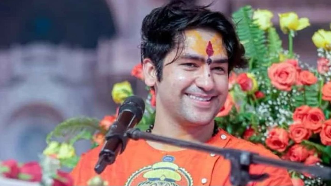 Bageshwar Baba:‘পুজোয় আমিষ খেতে বারণ করার আমি কে?’ চরম বিতর্কের মুখে স্কটল্যান্ড থেকে সুর নরম বাগেশ্বর বাবার, দাবি ‘আমিও তো বাঙালি!’