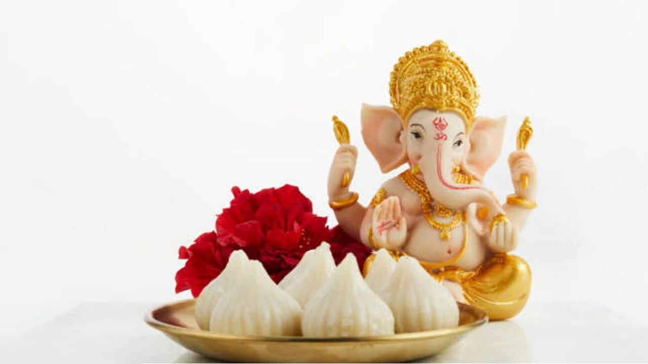 Ganesh Puja: গণেশপুজোর ভোগে থাকুক চমক! একসঙ্গে বানিয়ে ফেলুন ৩ স্বাদের মোদক, রইল সহজ কৌশল