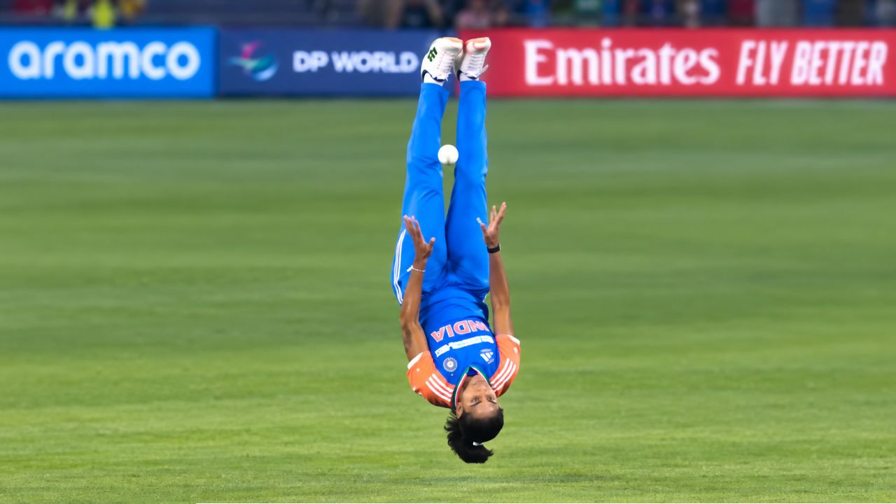 Harmanpreet Kaur: ব্যাকফ্লিপ মেরে হরমনপ্রীতের অভাবনীয় ক্যাচ! সোশাল মিডিয়ার ভিডিও কি আদৌ সত্যি ?