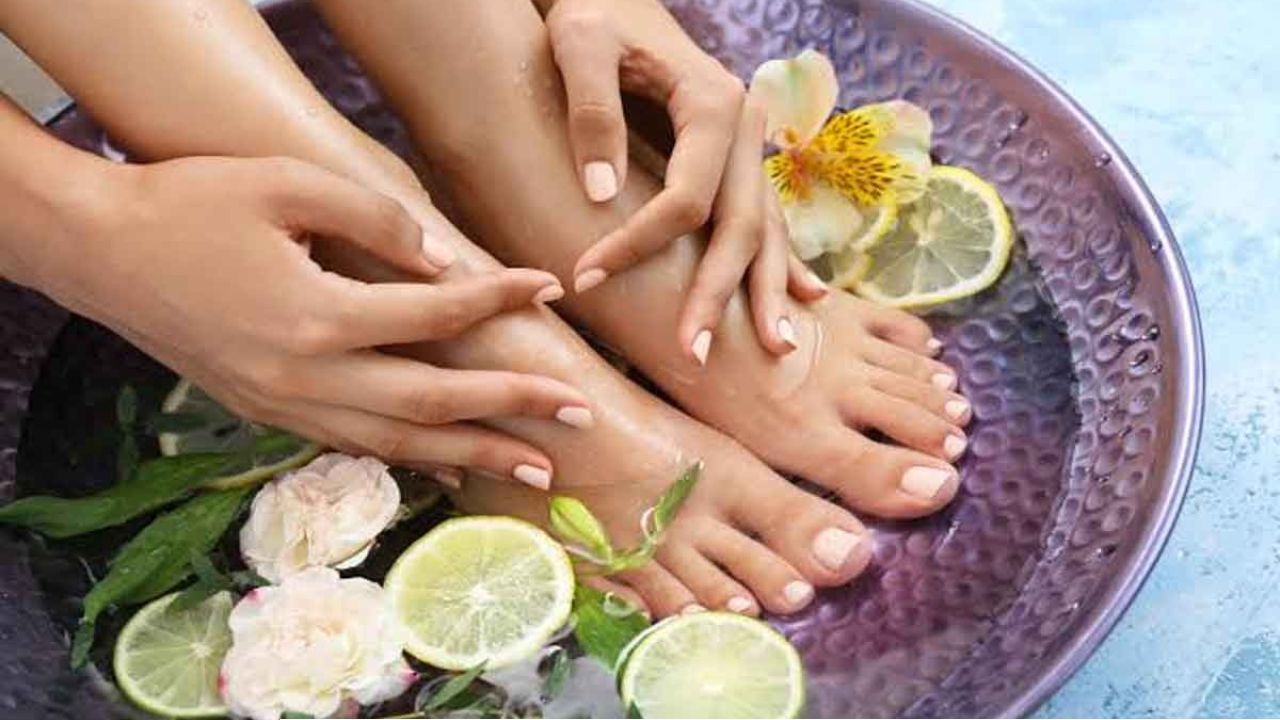 Nail Care: বৃষ্টি-কাদায় নখের দফারফা? পুজোর আগে পায়ের নখের জেল্লা ফেরাতে কী করবেন, রইল সহজ উপায়