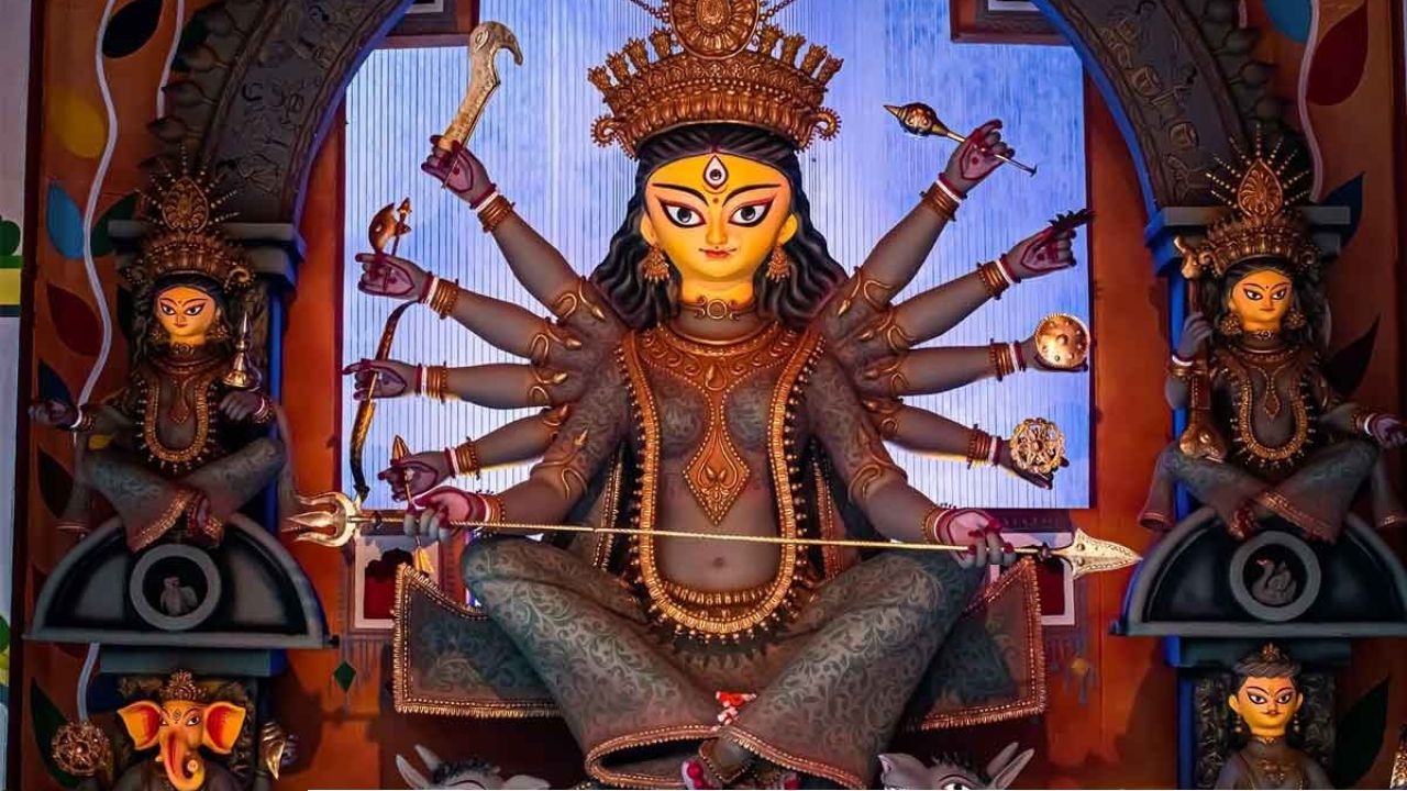 Durga Puja 2026: দুর্গাপ্রতিমা রাখছেন কোথায়? বাস্তু মতে কোন দিক শুভ, মূর্তির মাপ নিয়ে কী বলছে নিয়ম?