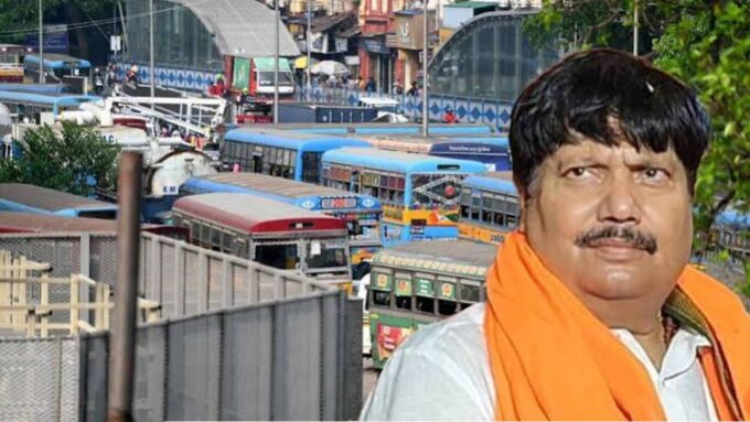 WestBengal Transport:দুর্গাপুজো মিটলেই পকেটে টান! এক ধাক্কায় বাড়তে চলেছে বাসের ভাড়া, ইঙ্গিত পরিবহণমন্ত্রীর
